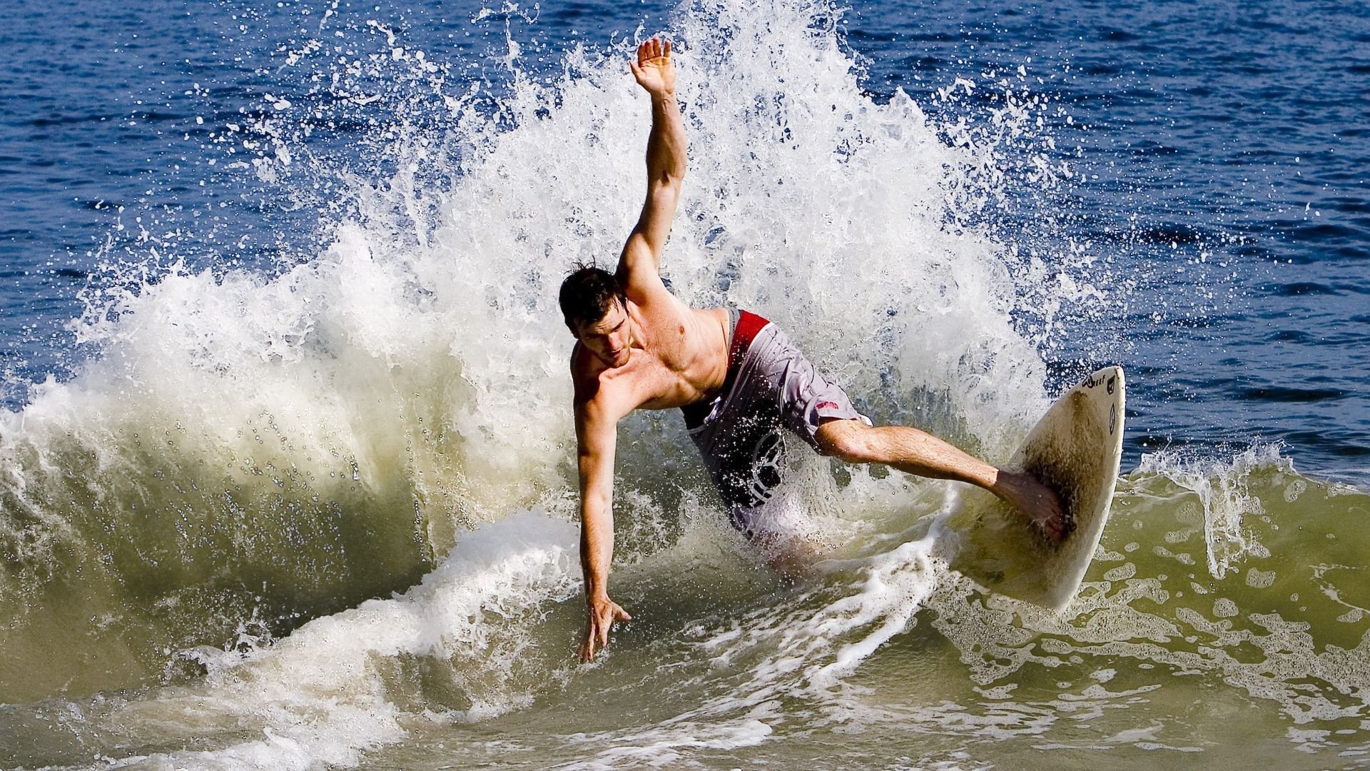 跨界风暴,三笘薰F1揭幕战瑞士式统治,芬兰神话如何被强势破解?