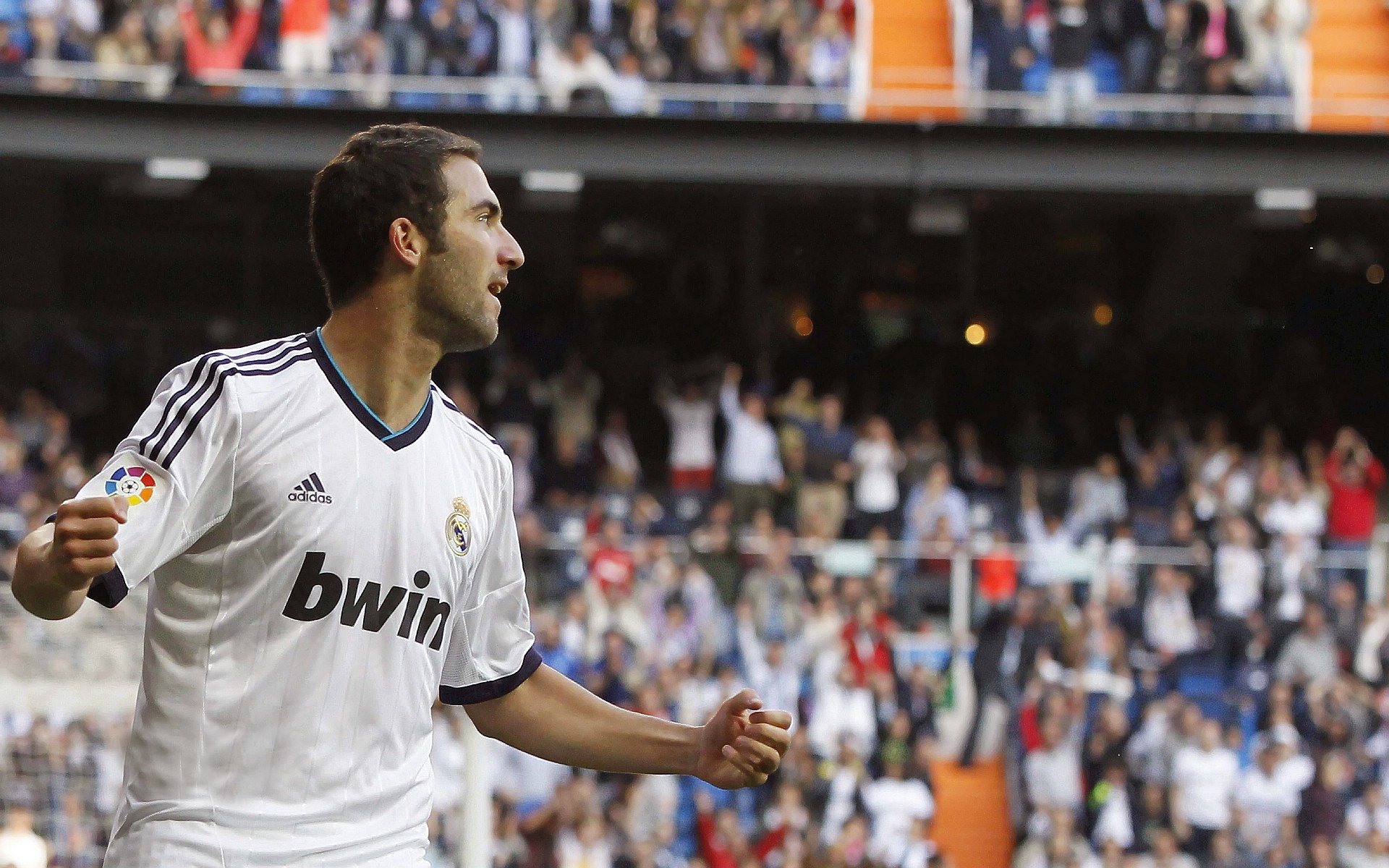 AC米兰轻取塞维利亚，法比尼奥状态火热助红黑军团掌控中场