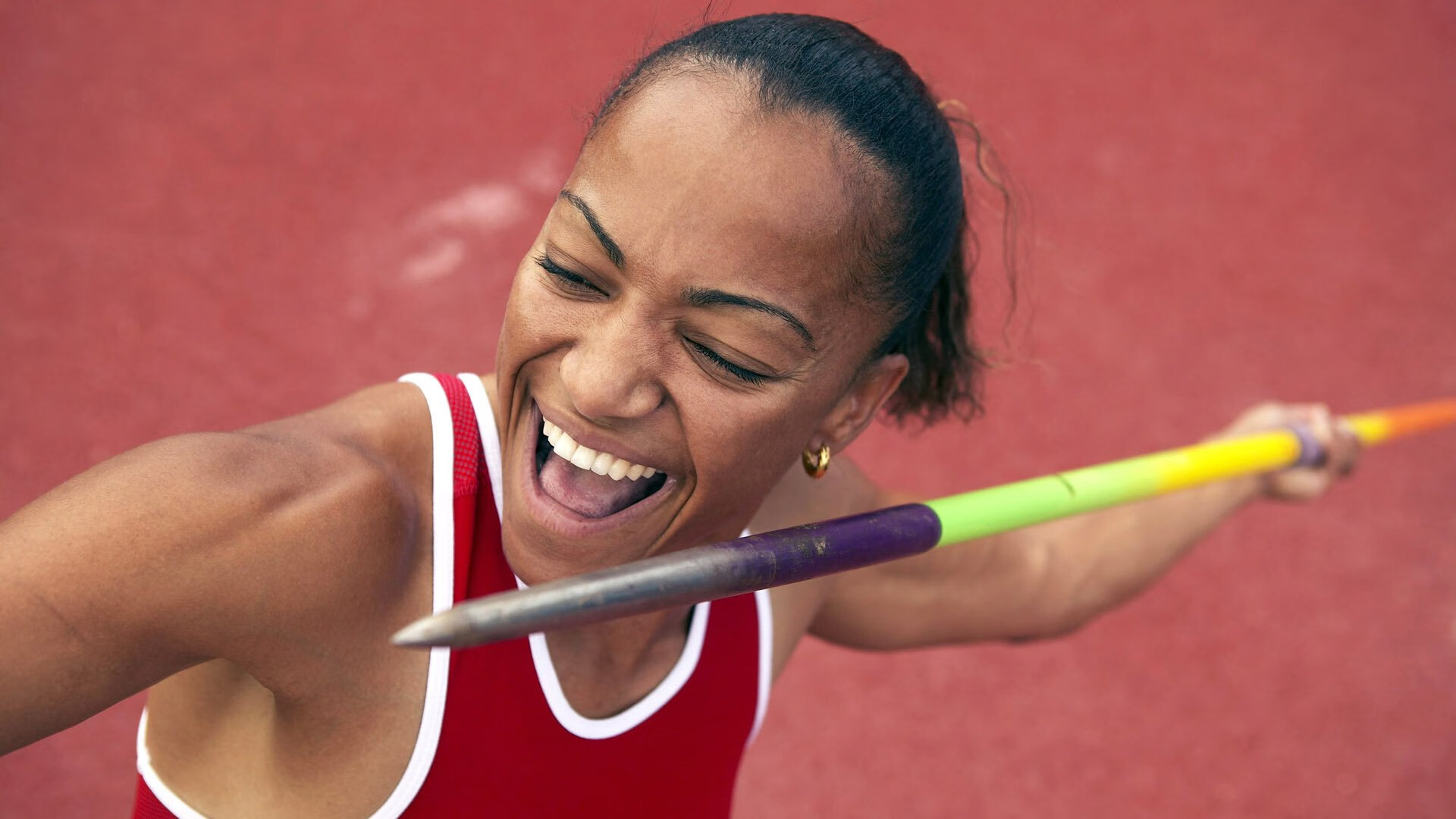 红牛二队险胜梅赛德斯，维斯塔潘点燃赛场，一场改写F1格局的经典战役